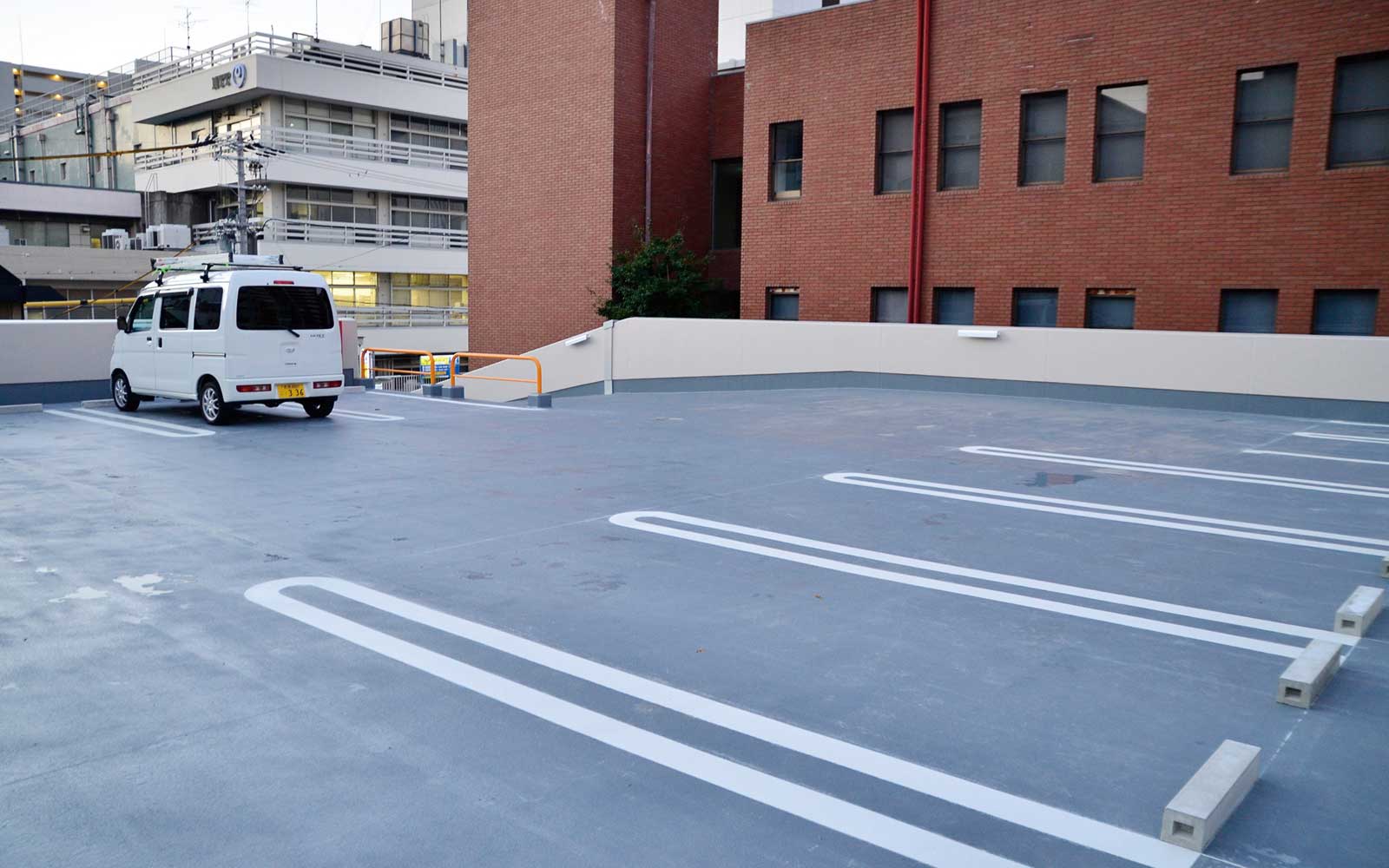 泉屋 谷町メモリアルホール駐車場